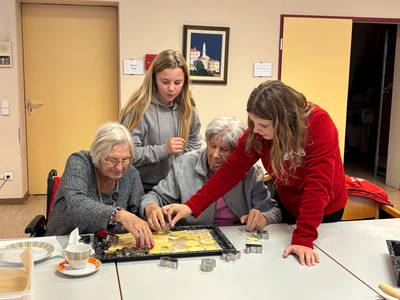 Weihnachtskekse backen im Senior:innenwohnheim Bild